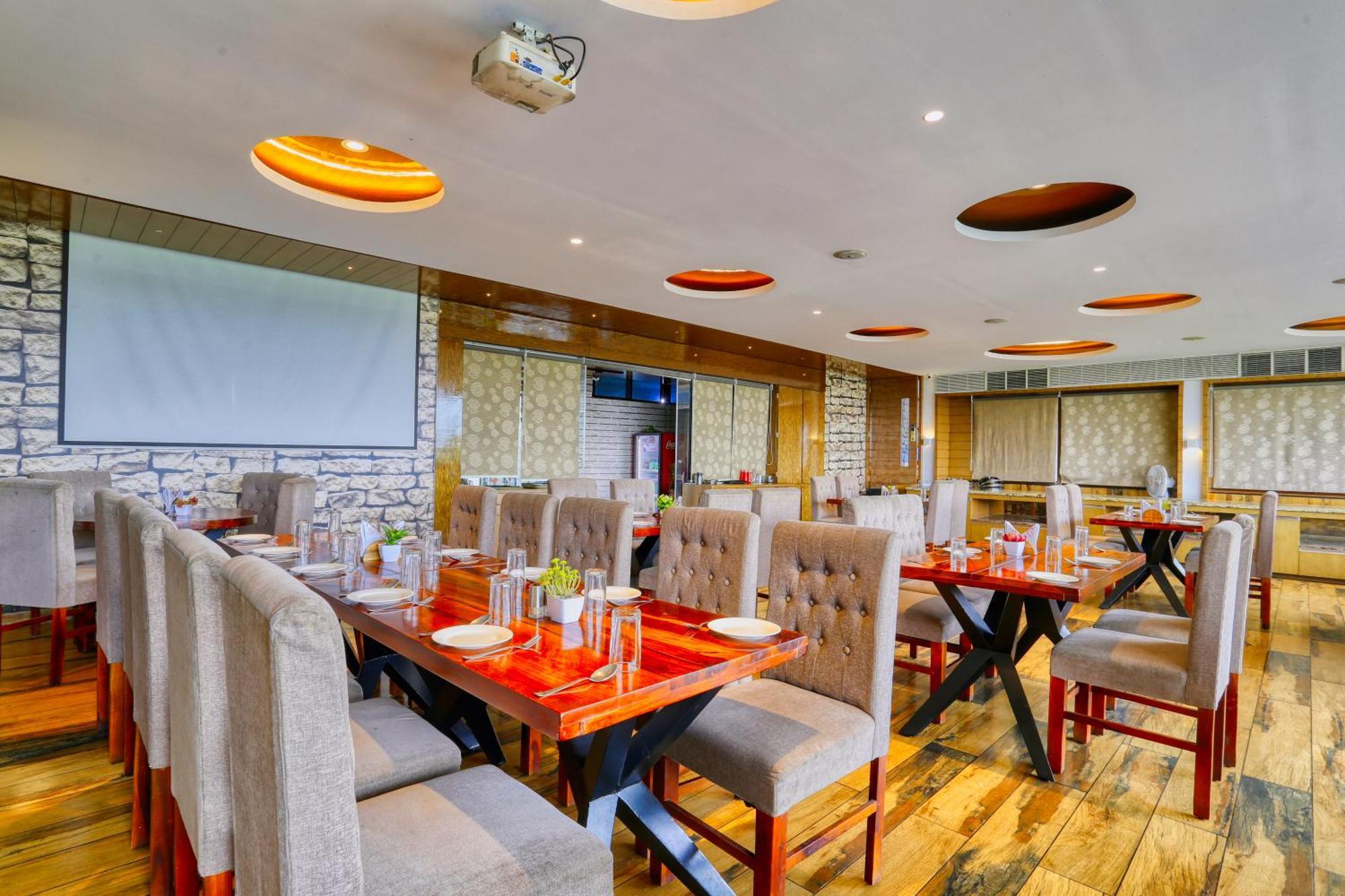 The Ashoka Hotel Индаур Экстерьер фото