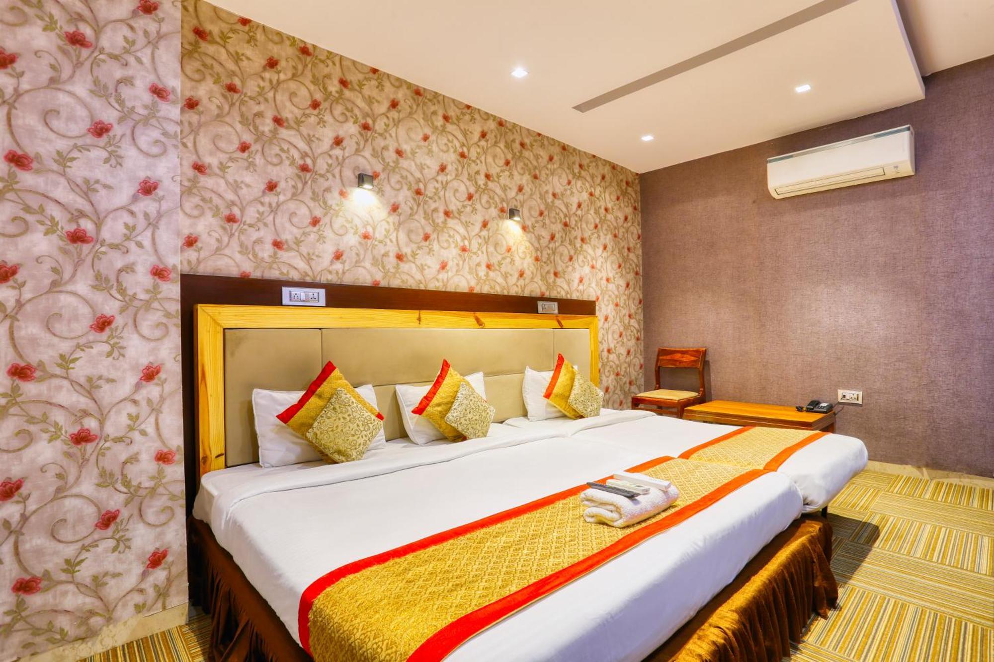 The Ashoka Hotel Индаур Экстерьер фото