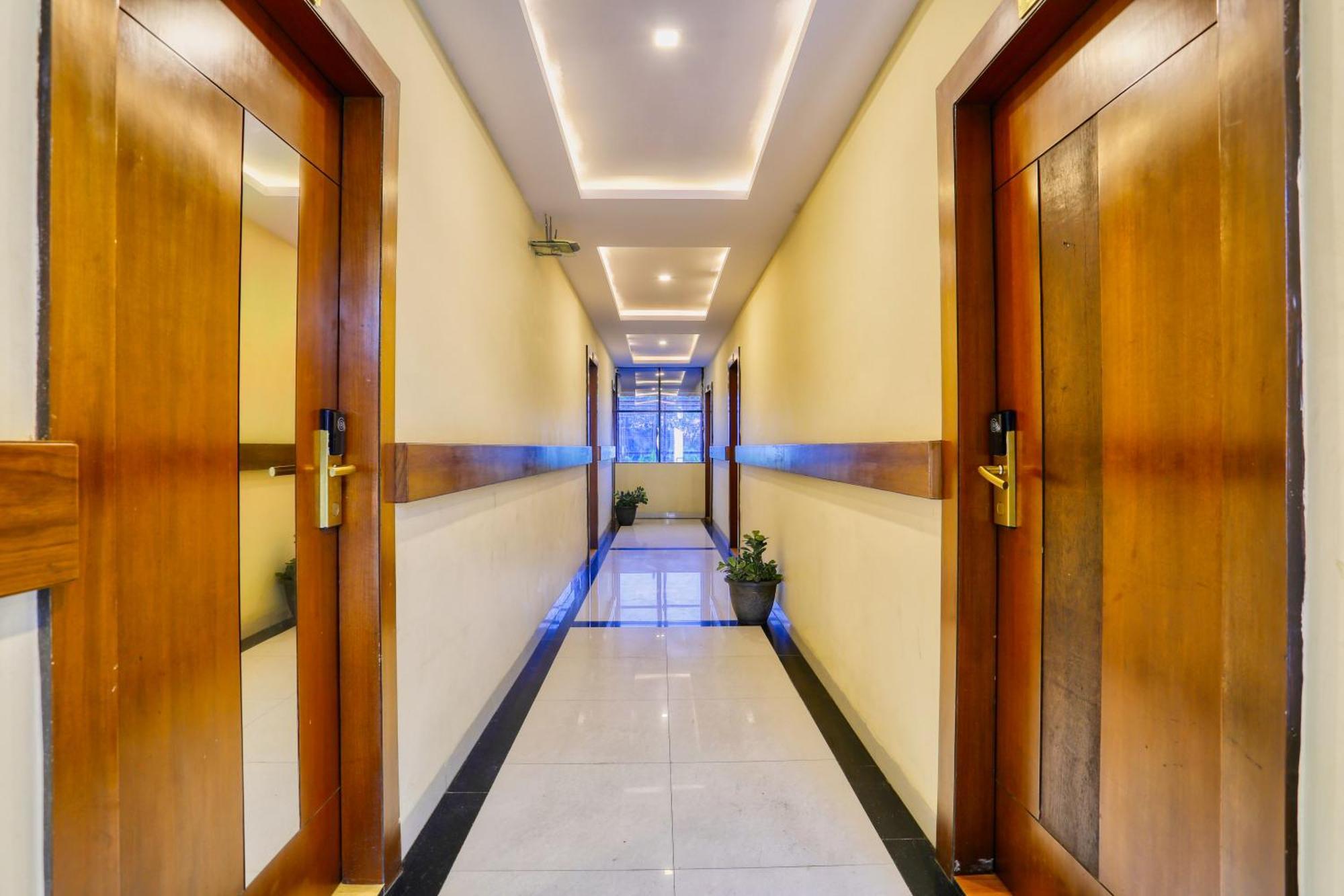 The Ashoka Hotel Индаур Экстерьер фото